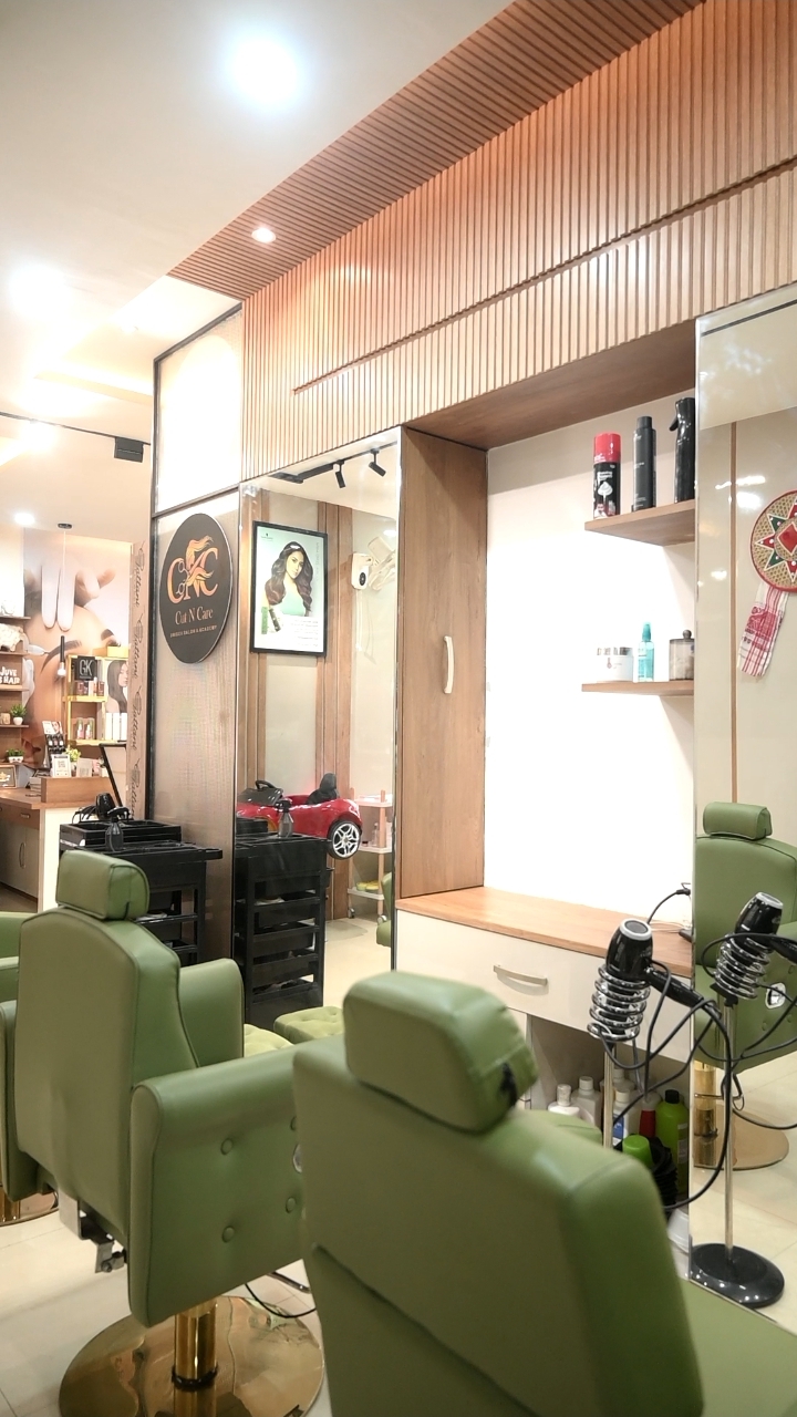 Salon Chairs & Setup